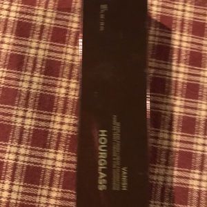 Hourglass vanish foundation